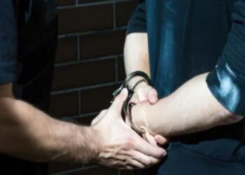Un recidivist se duce din nou la pușcărie. A fost arestat preventiv pentru un viol săvârșit asupra unui minor, în formă continuată. Câți ani are victima