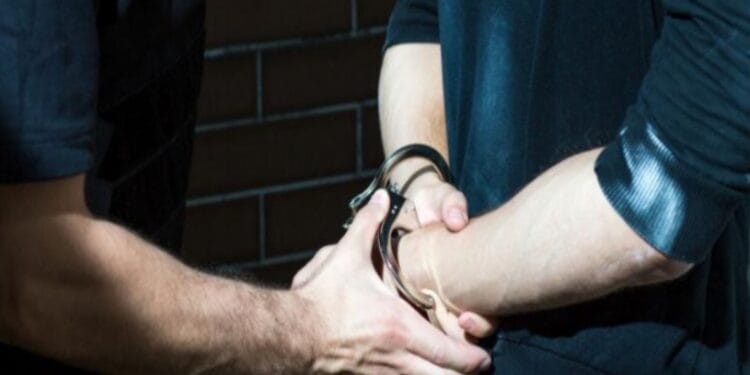 Un recidivist se duce din nou la pușcărie. A fost arestat preventiv pentru un viol săvârșit asupra unui minor, în formă continuată. Câți ani are victima