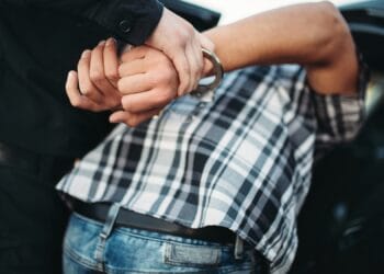 Bărbați reținuți pentru că vindeau droguri pe site-uri de socializare. Așa au intrat în atenția oamenilor legii!