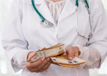 Scandalos. Ce a pățit o asistentă de la Spital, după ce a luat saci de bani, prin șpăgi