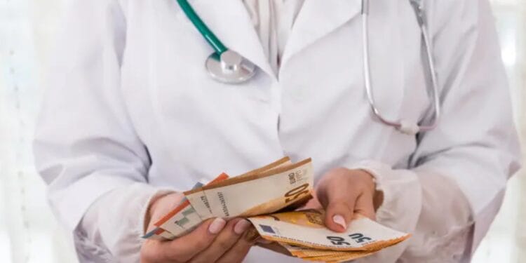 Scandalos. Ce a pățit o asistentă de la Spital, după ce a luat saci de bani, prin șpăgi