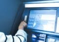 Scoți bani de la ATM? Iată ce trebuie să ști care sunt cerințele de accesibilitate!