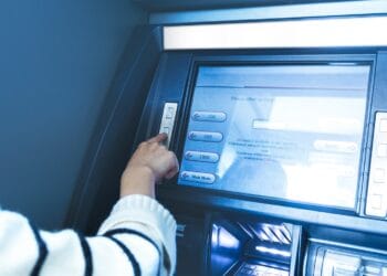 Scoți bani de la ATM? Iată ce trebuie să ști care sunt cerințele de accesibilitate!