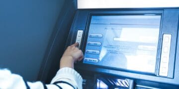 Scoți bani de la ATM? Iată ce trebuie să ști care sunt cerințele de accesibilitate!