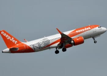 O femeie a vrut să deschidă trapa unui avion aflat în zbor. Respectiva a spus că la bord se află o bombă!