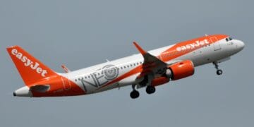 O femeie a vrut să deschidă trapa unui avion aflat în zbor. Respectiva a spus că la bord se află o bombă!