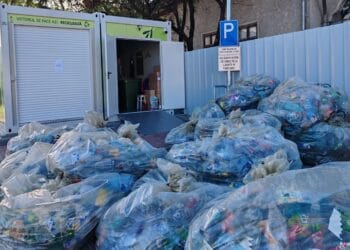 Kaufland își îmbogățește clienții fideli, în aceste zile. Ambalajele cu SGR aduse la aparatele de la orice supermarket îi umple de bani pe români