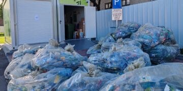 Kaufland își îmbogățește clienții fideli, în aceste zile. Ambalajele cu SGR aduse la aparatele de la orice supermarket îi umple de bani pe români