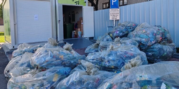 Kaufland își îmbogățește clienții fideli, în aceste zile. Ambalajele cu SGR aduse la aparatele de la orice supermarket îi umple de bani pe români