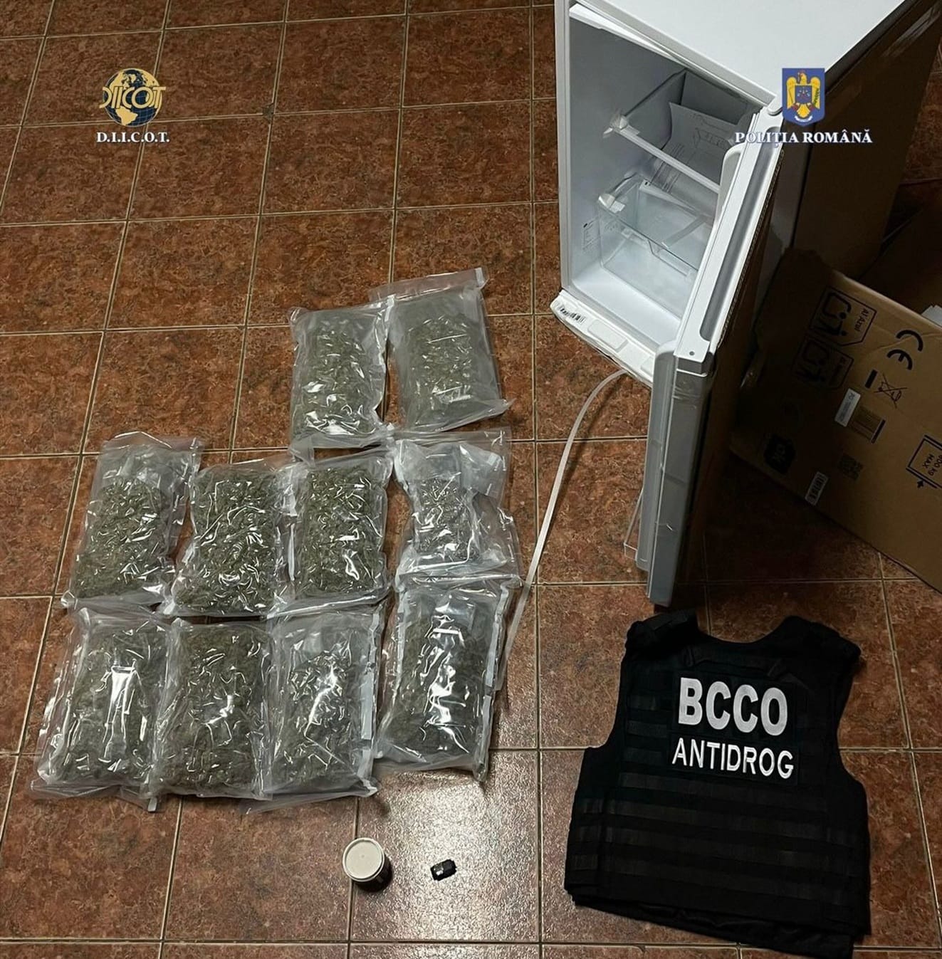 Bărbat prins cu 5 kilograme de droguri de risc! Marfa era transportată tot cu firmele de curierat!