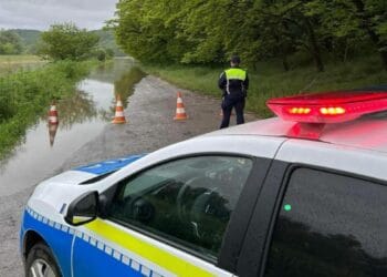 ALERTĂ. Drumuri județene închise din cauza inundațiilor care au făcut prăpăd. S-au creat rute ocolitoare