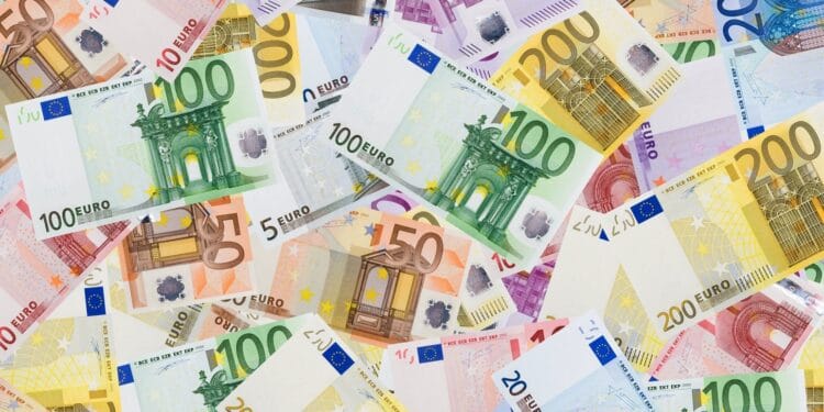 Ies de pe piață bancnote pe care mulți le au în casă! Acestea pot fi schimbate la bănci!