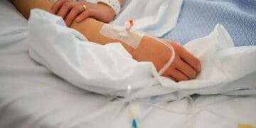 TRAGEDIE. O femeie a fost internată cu botulism după ce a mâncat din conservele făcute în casă