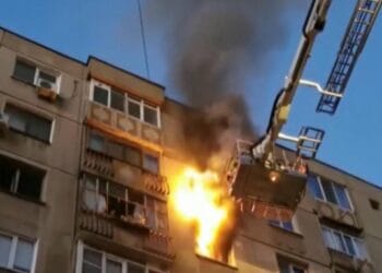 Incendiu violent într-un bloc. O trotinetă electrică e de vină. A explodat la încărcat!