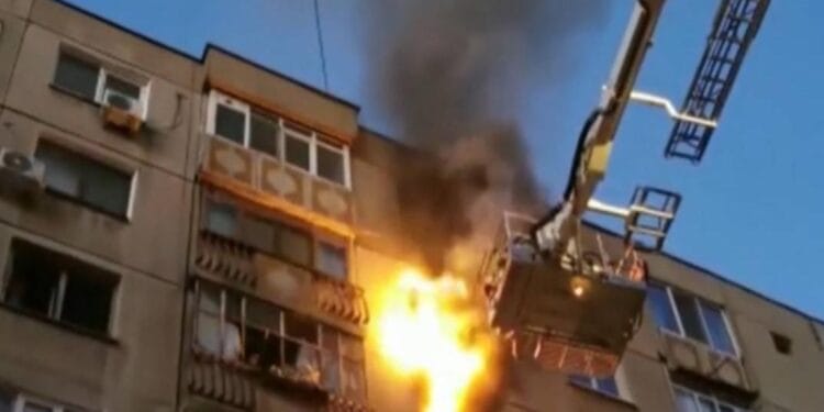 Incendiu violent într-un bloc. O trotinetă electrică e de vină. A explodat la încărcat!