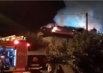 Incendiu devastator. Opt case înghițite de flăcări. Oameni evacuați! De la ce a pornit focul?