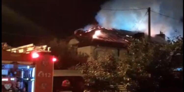 Incendiu devastator. Opt case înghițite de flăcări. Oameni evacuați! De la ce a pornit focul?