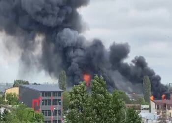 Incendiu devastator. Fumul negru a ajuns până în Cer, pe o suprafață de un hectar. E totul paralizat în jur