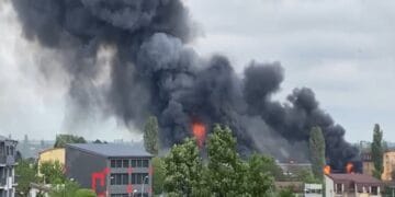 Incendiu devastator. Fumul negru a ajuns până în Cer, pe o suprafață de un hectar. E totul paralizat în jur