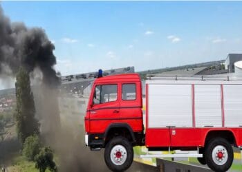 Incendiu uriaș la Mall. Ies flăcările prin tavan. Oameni blocați, alții sunt în stare de alertă