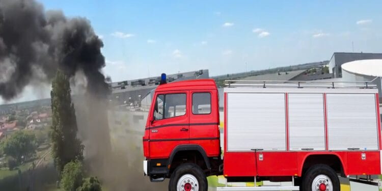 Incendiu uriaș la Mall. Ies flăcările prin tavan. Oameni blocați, alții sunt în stare de alertă