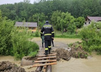 România a intrat la apă. Județele lovite de blestemul șuvoaielor. Cad copaci pe carosabil. Circulație rutieră blocată pe mai multe drumuri naționale