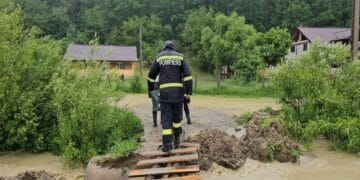 România a intrat la apă. Județele lovite de blestemul șuvoaielor. Cad copaci pe carosabil. Circulație rutieră blocată pe mai multe drumuri naționale