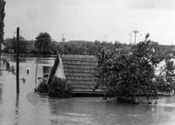 Orașe sub ape. Ploile torențiale și grindina continuă să facă ravagii în țară. Adio, recolte!