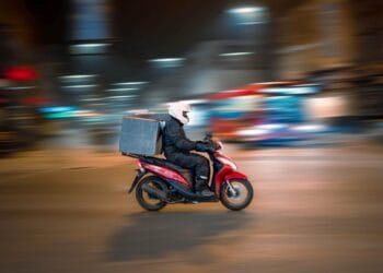 Un livrator la domiciliu a încercat să racoleze o minoră în scopuri sexuale. Cum a fost demascat