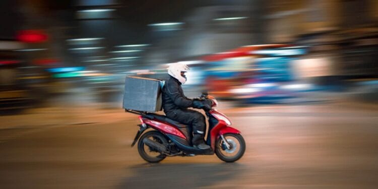 Un livrator la domiciliu a încercat să racoleze o minoră în scopuri sexuale. Cum a fost demascat