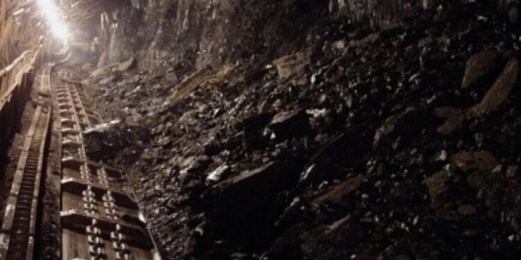 Aproape 300 de oameni blocați sub pământ. Intervenție extrem de dificilă a salvatorilor. Victimele sunt între viață și moarte!