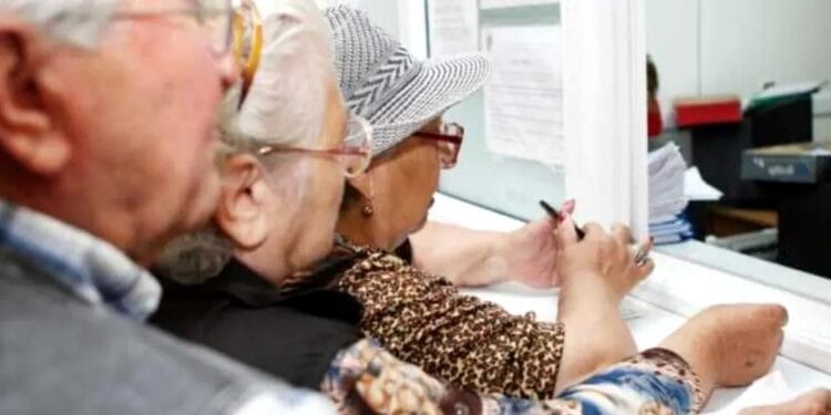 Vești bune pentru pensionari! Cresc pensiile! Ce categorie de români se încadrează!