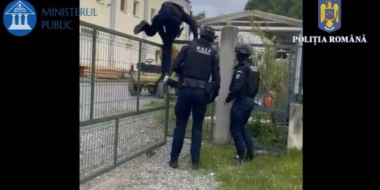 Primar și alte persoane de la Ocoalele Silvice săltate în urma unor percheziții. Un carusel de dosare penale