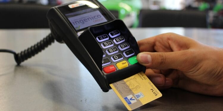 Românii, furați la plata cu cardul. Ce se întâmplă misterios și ei habar nu au!