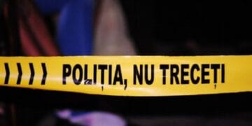 O femeie a fost măcelărită pe o stradă. A fost găsită într-o baltă de sânge. Bărbatul care a înjunghiat-o a fugit