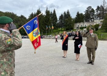Ministrul Muncii, Simona Bucura Oprescu a primit onorul la Mausoleul Mateiaș, de Ziua Eroilor. E pentru prima dată când un om de stat din Argeș face acest lucru