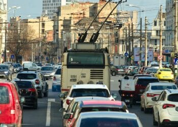 Reguli noi pentru conducătorii auto! Viteza de deplasare în localitate va fi limitată!