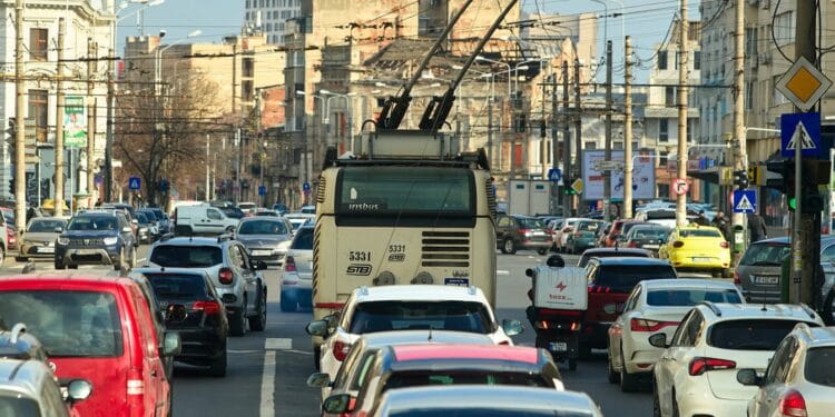 Reguli noi pentru conducătorii auto! Viteza de deplasare în localitate va fi limitată!