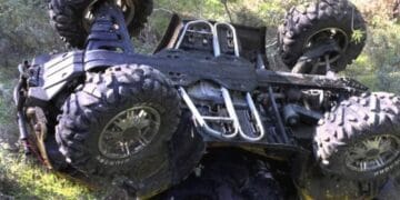Cinci persoane rănite după ce s-au răsturnat cu un ATV. Cel care îl conducea era băut bine…