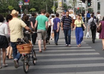 Guvernul vine cu încă un ajutor pentru români! O serie de angajați beneficiază de un sprijin financiar considerabil!