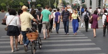 Guvernul vine cu încă un ajutor pentru români! O serie de angajați beneficiază de un sprijin financiar considerabil!