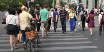 Guvernul vine cu încă un ajutor pentru români! O serie de angajați beneficiază de un sprijin financiar considerabil!