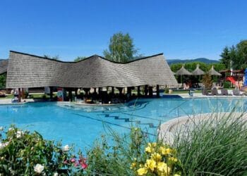 Piscinele, o necesitate în România! Tot mai mulți hotelieri amenajează bazinele de scăldat!
