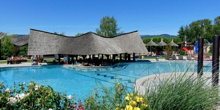 Piscinele, o necesitate în România! Tot mai mulți hotelieri amenajează bazinele de scăldat!