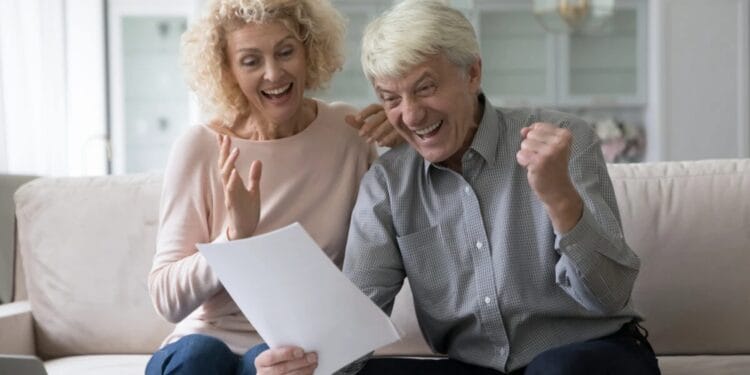 Ce categorie de pensionari iau bani în plus în următoarea perioadă. A fost confirmată trecerea la pensie limită de vârstă. Creștere de aproape 3.000 lei lunar