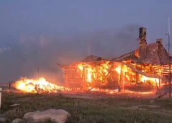 Stație meteo în flăcări! Personalul se luptă cu focul pentru a mai salva ceva!