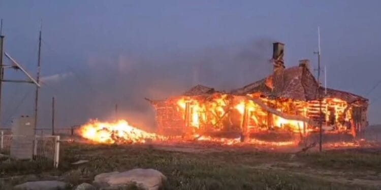 Stație meteo în flăcări! Personalul se luptă cu focul pentru a mai salva ceva!