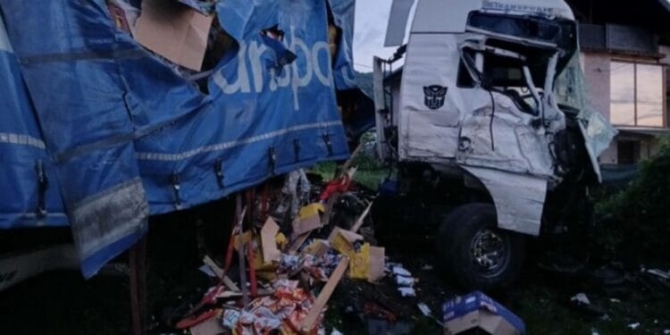 Grav accident rutier între două tiruri și un autoturism! Mai multe persoane au ajuns, în stare gravă, la spital!