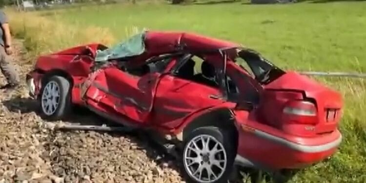 Grav accident feroviar! O tânără a rămas cu mașina pe calea ferată. Trenul a izbit mașina în plin și a târât-o zeci de metri!