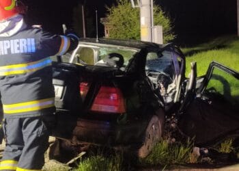 Tragedie pe șosele. O mașină în care se aflau trei tineri s-a izbit puternic de un cap de pod. Unul dintre ei a murit